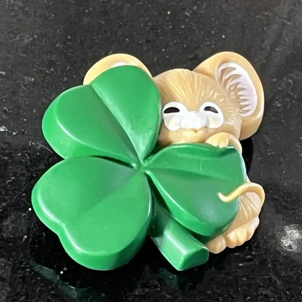 Vintage 1983 Hallmark Mouse & Green Shamrock Lapel Pin Brooch - Picture 7 of 9